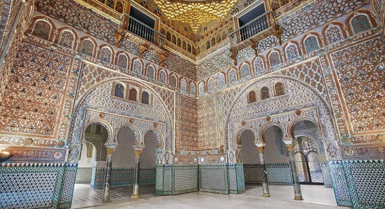 Essential Tips Before Traveling to Seville: Dining Times, Packing List, and Booking Guide